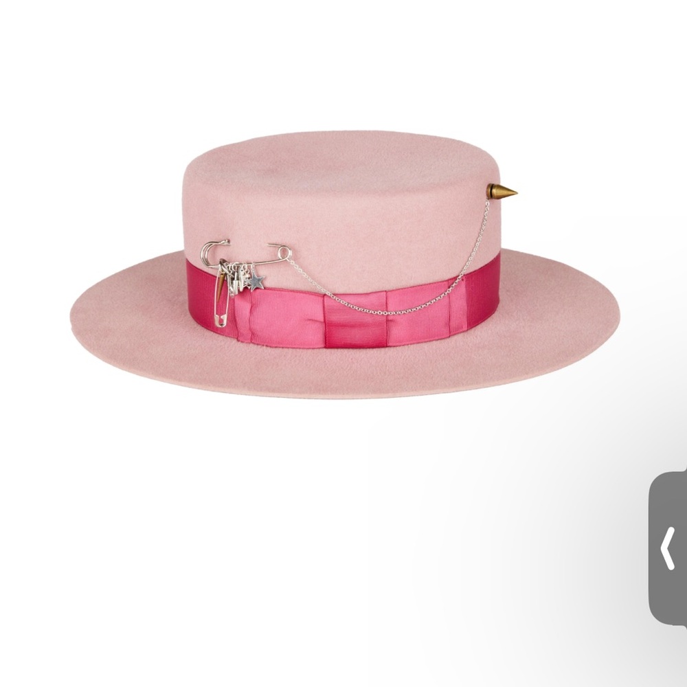 Gladys Tamez Cordobes hat in pink